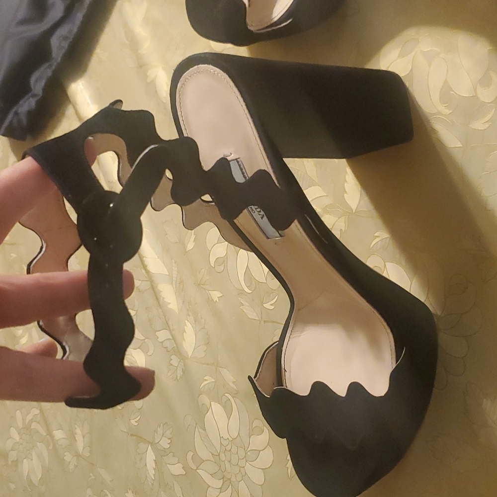 Prada shoes black Prada shoes black heel comes with pra original shoe protector